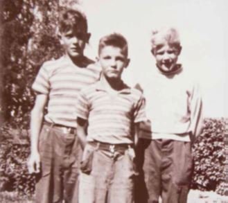 Jyllilän veljekset Olavi (vasemmalla) ja Erkki (keskellä) ystävänsä kanssa kotimaisemissa 1950 -luvun loppupuolella.